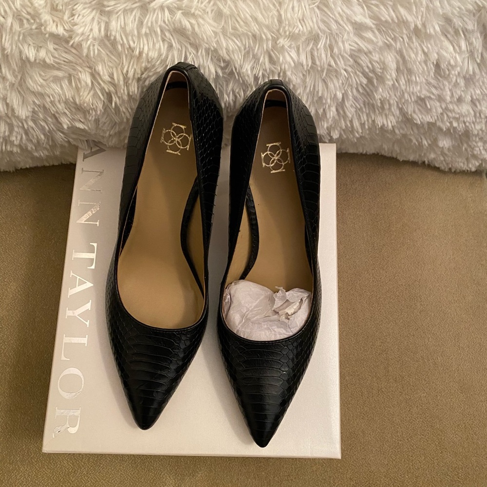 Ann Taylor Norah Pointy Black Pumps Size 8